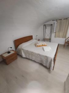 ein Schlafzimmer mit einem Bett, einem Tisch und einem Stuhl in der Unterkunft Casa The life in Trapani