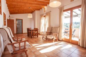 sala de estar con mecedoras y mesa en Finca S'hort de Sa Begura, en Sant Llorenç des Cardassar
