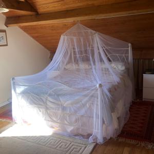 Postel nebo postele na pokoji v ubytování Bruyères, Myrtilles et Monédières en Corrèze, 1