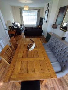 ein Wohnzimmer mit einem Holztisch und einem Sofa in der Unterkunft Edinburgh Villa 3 bed Rooms House in Edinburgh - Private parking in Edinburgh