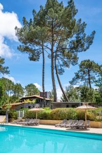 Bazén v ubytování Camping-Village Vacances Les deux Étangs nebo v jeho okolí