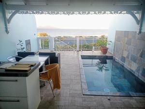 Aux Colibris Amoureux : loft de standing avec vue mer内部或周边的泳池