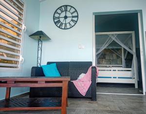 Aux Colibris Amoureux : loft de standing avec vue mer客房内的一张或多张床位