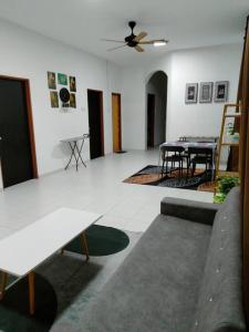sala de estar con sofá y mesa en Dedaun Homestay Perlis, en Kangar