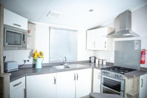 Virtuvė arba virtuvėlė apgyvendinimo įstaigoje Sheerness Holiday Caravan for 6