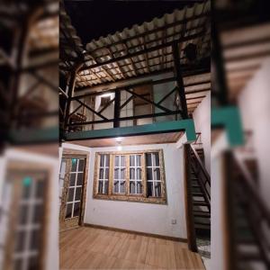 two views of a house being built with windows at CASA 2/4 PRAIA DO FORTE!!!! LOCALIZAÇÃO PRIVILEGIADA!!! in Praia do Forte