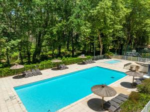 Bazén v ubytování Camping-Village Vacances Les deux Étangs nebo v jeho okolí