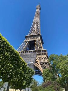 パリにあるEiffel Sakura ~ Proche Tour Eiffel, Orsay, RER Cの地上からのエッフェル塔の眺め