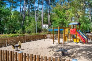 Herní místnost nebo prostor pro děti v ubytování Camping-Village Vacances Les deux Étangs