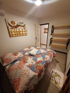 a bedroom with a bed with a quilt on it at CASA 2/4 PRAIA DO FORTE!!!! LOCALIZAÇÃO PRIVILEGIADA!!! in Praia do Forte +22 photos