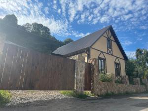 una casa con una recinzione di legno accanto ad essa di Jelini a Dilijan