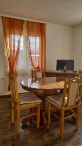 tavolo da pranzo con 2 sedie e scrivania di BIANCA LuX a Kraljevo Altre 23 foto