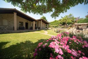 Κήπος έξω από το Villa Tilla