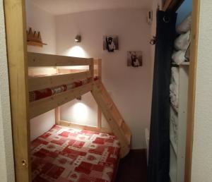 Habitación pequeña con litera y escalera en Appartement calme au pied des pistes en Valmeinier