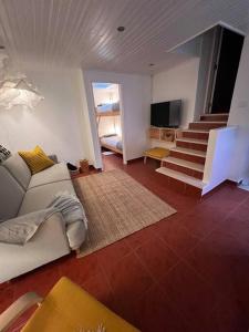 馬夫拉的住宿－Casa da Vila - Vila de Mafra，带沙发和电视的客厅