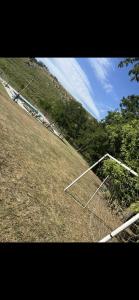 un campo con una red en la hierba en Casa quinta Don bosco en Tandil