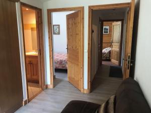 - un couloir avec deux portes ouvertes menant à une chambre dans l'établissement Beau 3 pièces avec vue Montana 4, à Pralognan-la-Vanoise