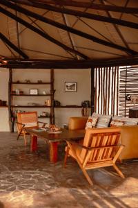 Chunga的住宿－Kasabushi Camp，客厅配有沙发和桌椅