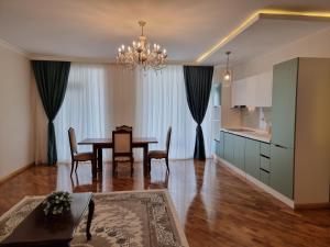 Zonă de luat masa în acest apartament