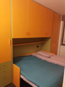 Kleines Zimmer mit einem Bett und Schränken in der Unterkunft Da Laura in Grosio