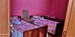 Postel nebo postele na pokoji v ubytování Rita Gujejiani Guest House