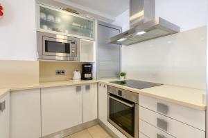 Kuchyňa alebo kuchynka v ubytovaní Mileni Atico Duplex Roses - Immo Barneda