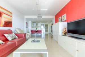 Televízia a/alebo spoločenská miestnosť v ubytovaní Mileni Atico Duplex Roses - Immo Barneda