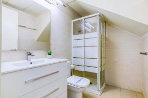 Kúpeľňa v ubytovaní Mileni Atico Duplex Roses - Immo Barneda