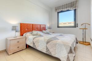 Posteľ alebo postele v izbe v ubytovaní Mileni Atico Duplex Roses - Immo Barneda