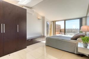Posteľ alebo postele v izbe v ubytovaní Mileni Atico Duplex Roses - Immo Barneda + 37 fotografií