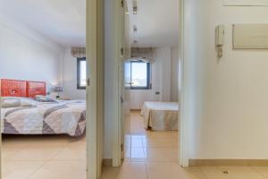 Posteľ alebo postele v izbe v ubytovaní Mileni Atico Duplex Roses - Immo Barneda