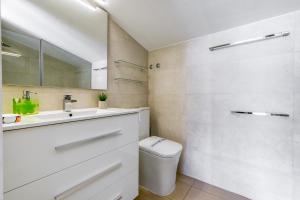 Kúpeľňa v ubytovaní Mileni Atico Duplex Roses - Immo Barneda