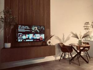 TV/trung tâm giải trí tại ALBATROSS LOFT STUDIO 54 apartamenti pie jūras ar terasi