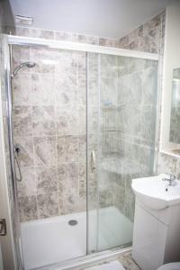 y baño con ducha, aseo y lavamanos. en Cosy and Spacious House for 6, en Rochester