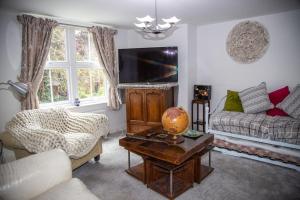 sala de estar con sofá y mesa en Cosy and Spacious House for 6, en Rochester