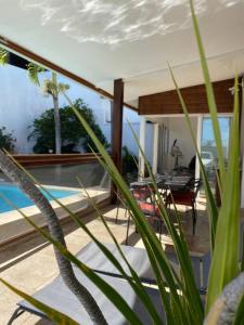 uma sala de estar com piscina e uma casa em Villa Pierre Mandarine, dans l'ouest em Saint-Gilles-les Hauts