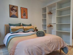 Ένα ή περισσότερα κρεβάτια σε δωμάτιο στο Chambre FRIDA avec salle d'eau privée