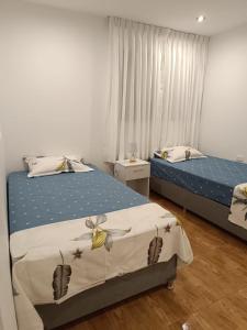 1 dormitorio con 2 camas y ventana en Casa Las Lomas Huanchaco-Trujillo Piscina, en Huanchaco