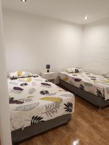 dos camas sentadas una al lado de la otra en un dormitorio en Casa Las Lomas Huanchaco-Trujillo Piscina, en Huanchaco