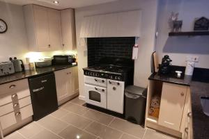uma cozinha com uma placa de fogão a preto e branco em Luxury Lake District Retreat above Ennerdale em Kirkland