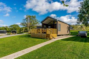 凯尔苏斯Hillside Cabin的绿色草坪公园中的小屋