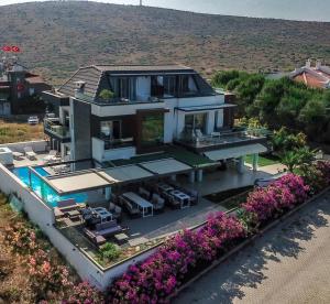 an aerial view of a house with a swimming pool at Mavi Panorama Villa in Cesme