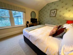 Ein Bett oder Betten in einem Zimmer der Unterkunft Ravenstone Lodge Country House Hotel