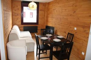 a living room with a table and a couch at Alojamiento 3Mara in San Isidro