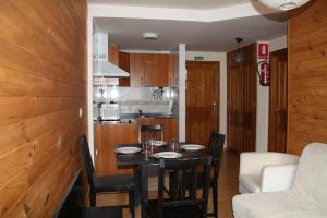 een eetkamer met een tafel en een keuken bij Alojamiento 3Mara in San Isidro