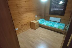 Habitación pequeña con cama y caja en Alojamiento 3Mara en San Isidro