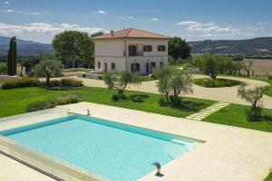 une grande piscine en face d'une maison dans l'établissement TENUTA FOGLIANI, à Visciano