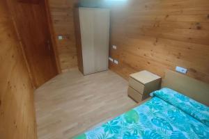 a small bedroom with a bed and a door at Alojamiento 3Mara in San Isidro +1 photo