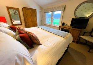 Ein Bett oder Betten in einem Zimmer der Unterkunft Ravenstone Lodge Country House Hotel