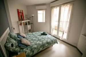 1 dormitorio con cama y ventana grande en Appartement cosy - Alfortville, en Alfortville